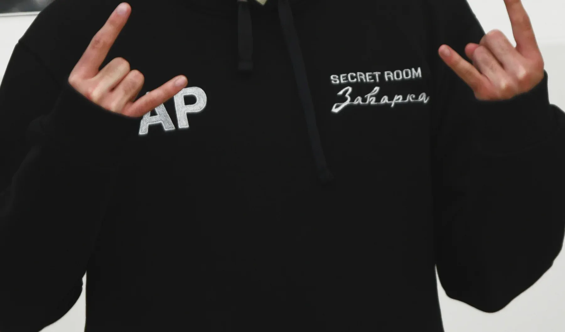 Грудь худи — слева вышитые инициалы, справа надпись Secret Room Заварка