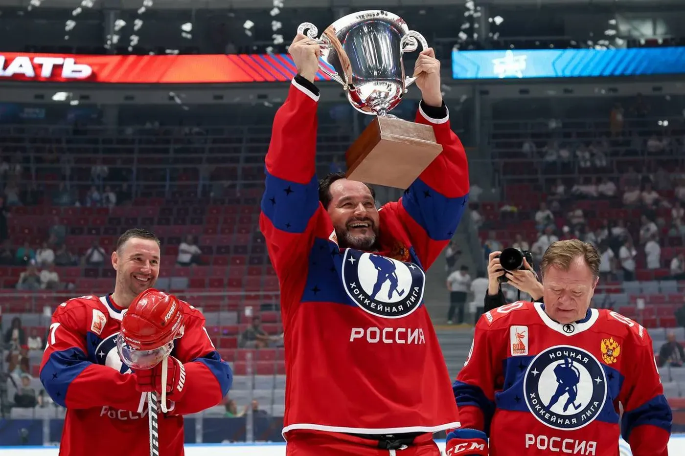 Ильдар Абдразаков поднимает кубок, слева Илья Ковальчук, справа Игорь Бутман