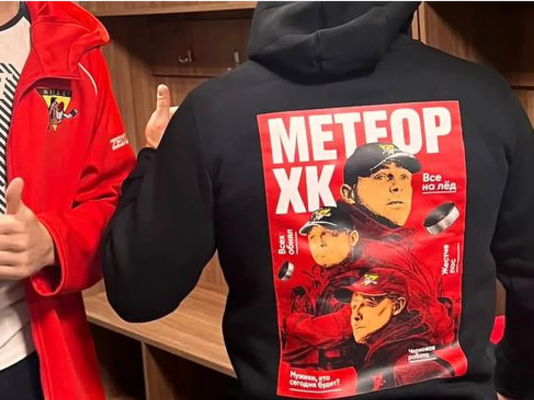 Худи «Метеор» на игроке, принт на спине крупно — портреты тренера и его фразы