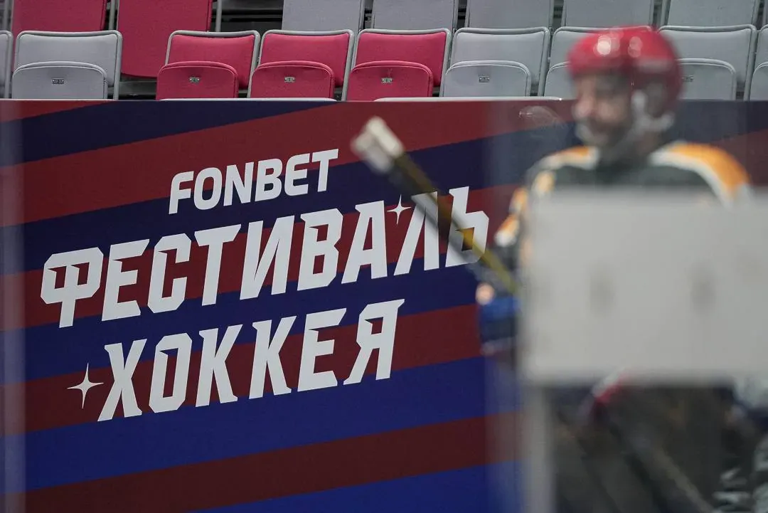 Фирменный борт фестиваля за спиной игрока