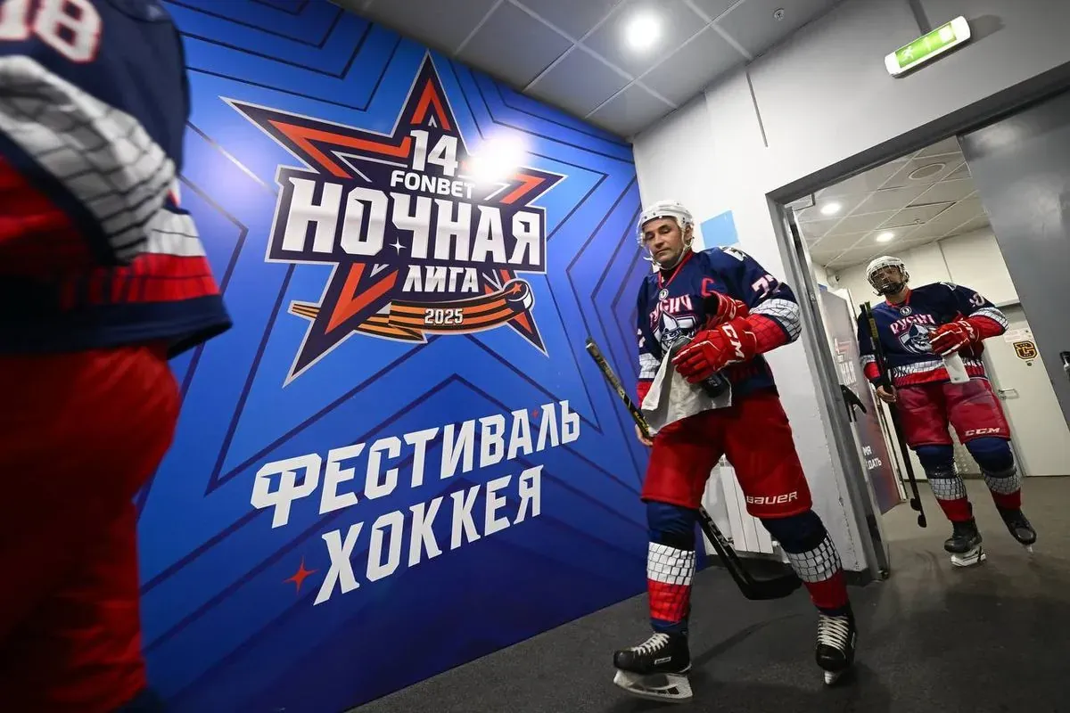 Выход команд на лёд через брендированный тоннель